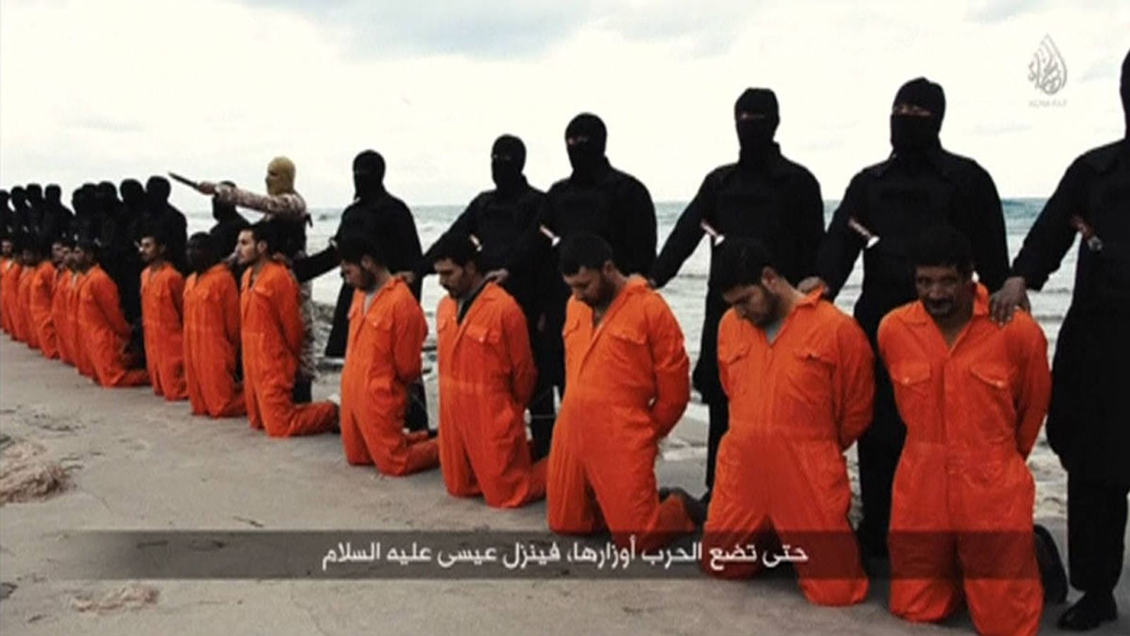 Foto: Milicianos del Estado Islámico a punto de ejecutar a cristianos egipcios en una playa cercana a Trípoli, en una imagen difundida por el ISIS. (Reuters)
