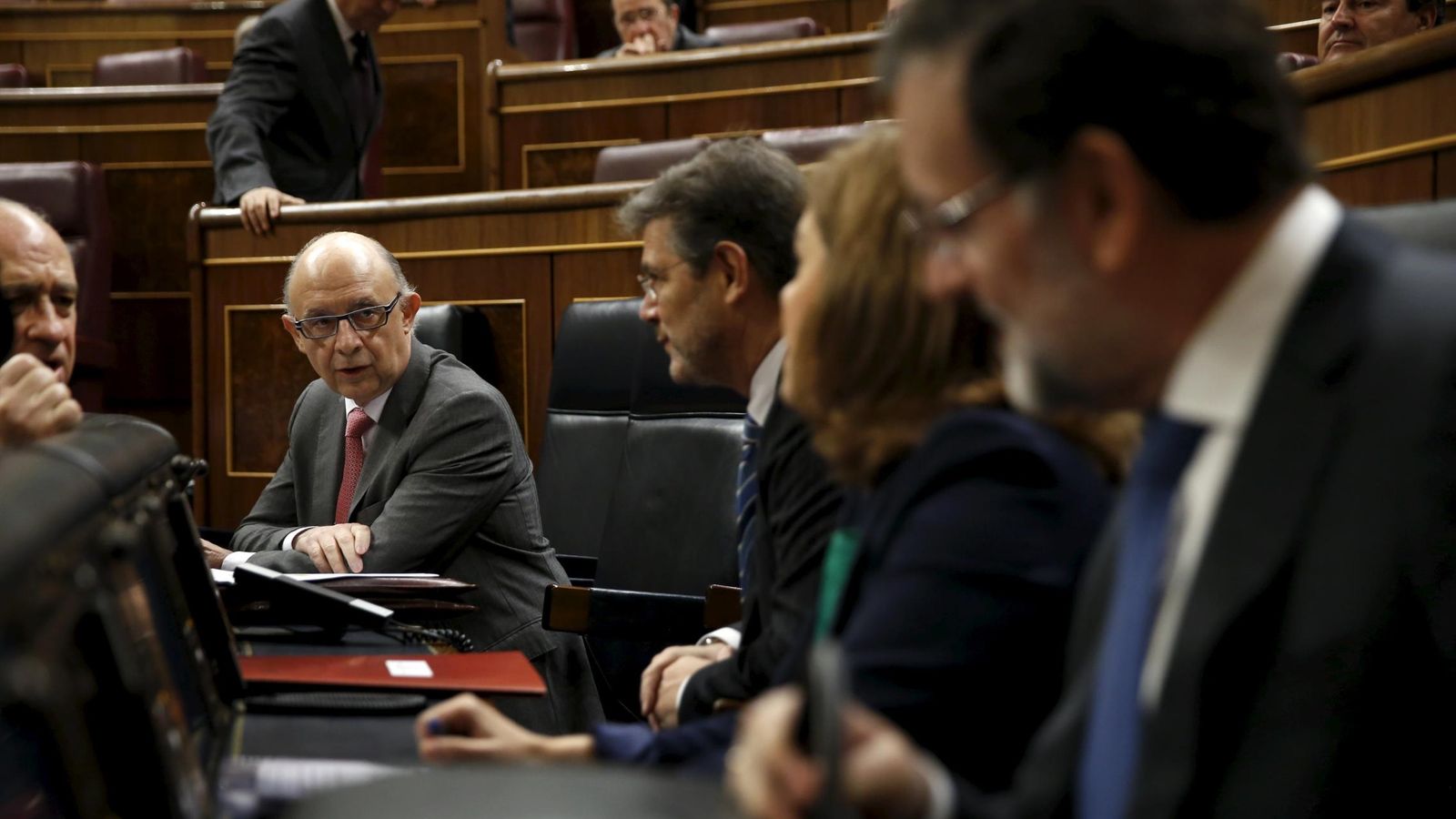 Foto: El ministro de Hacienda Cristóbal Montoro junto al presidente del Gobierno Mariano Rajoy durante la sesión de control (Reuters)