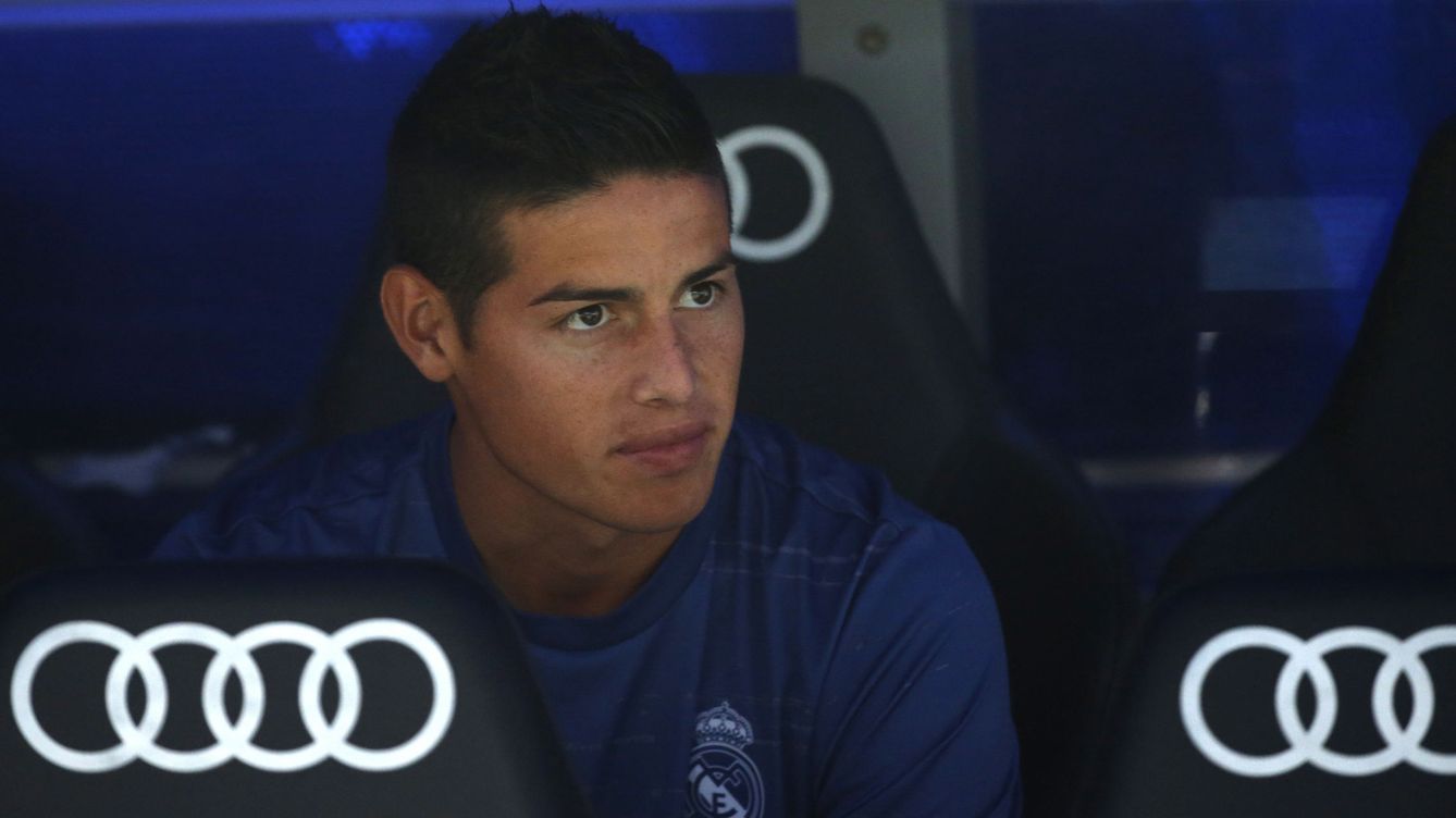 Foto: James Rodriguez en el banquillo durante uno de los partidos del Real Madrid (EFE)