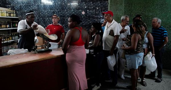 Foto: Ciudadanos cubanos guardan cola para comprar arroz en una tienda estatal en La Habana. (Reuters)