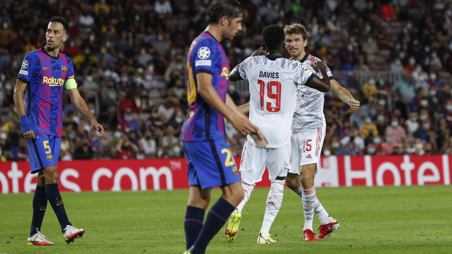 Davies y Müller celebran el gol del alemán. (Reuters)