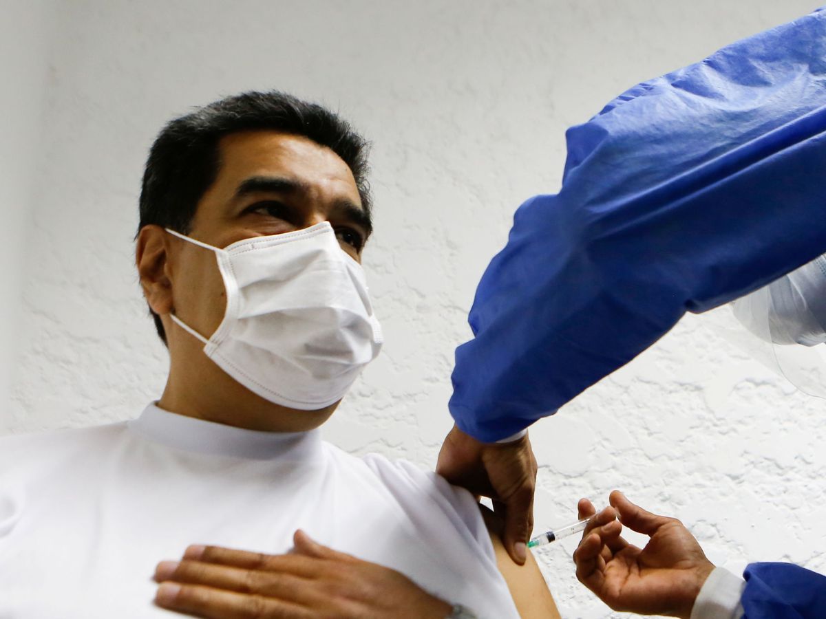 Foto: El presidente venezolano, Nicolás Maduro, recibe la vacuna Sputnik V. (Reuters)