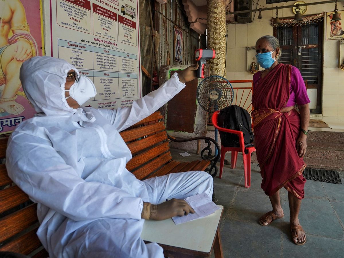 Foto: Un enfermero toma la temperatura a una mujer en Mumbai. (Reuters)