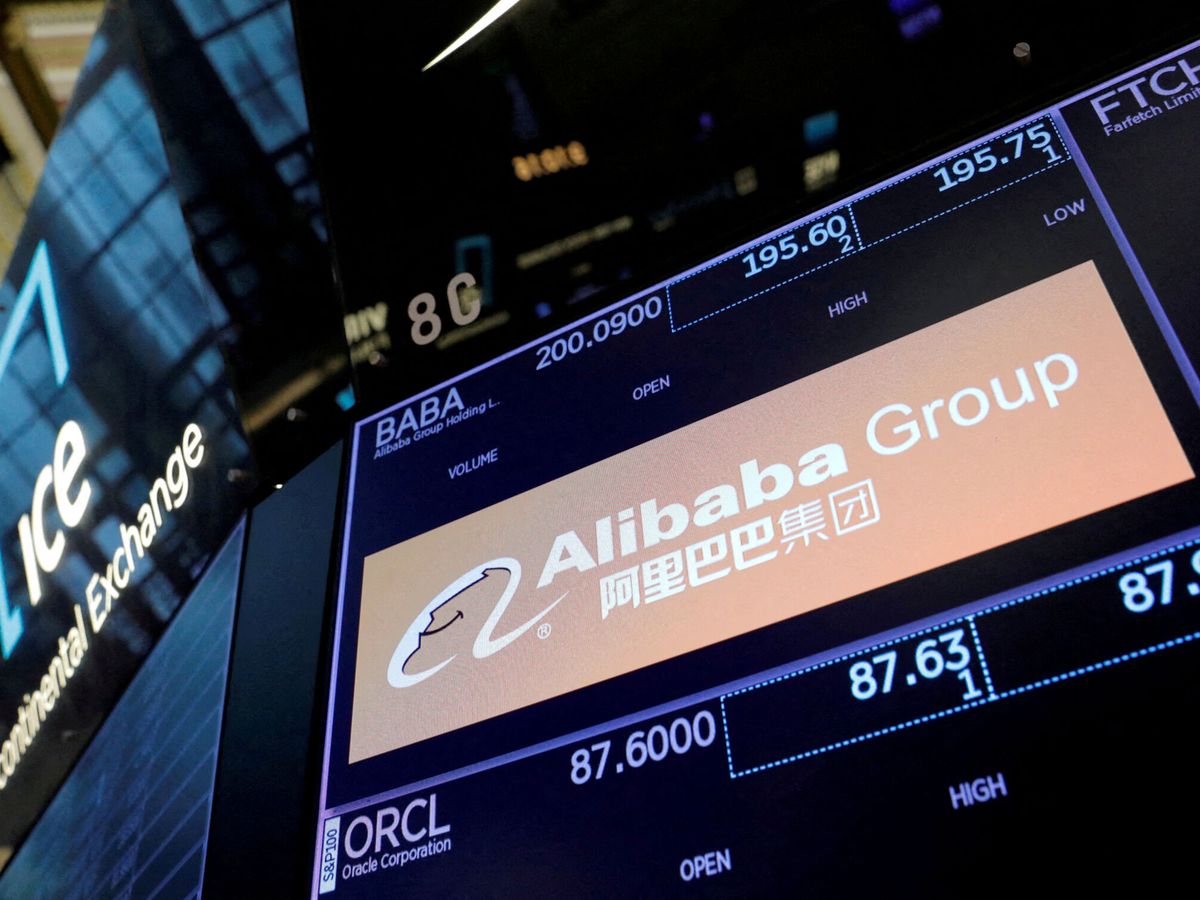 Foto: Logo de Alibaba en la Bolsa de Nueva York. (Reuters/Andrew Kelly)