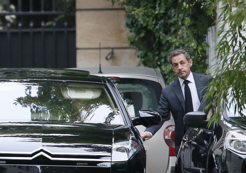 Foto: El expresidente francés Nicolas Sarkozy abandona su residencia en París el pasado 7 de septiembre (Reuters).