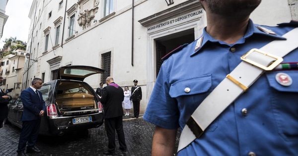 Foto: El ataúd del oficial de Carabinieri Mario Cerciello Rega, a punto de ser introducido en una capilla en Roma, Italia. (EFE)
