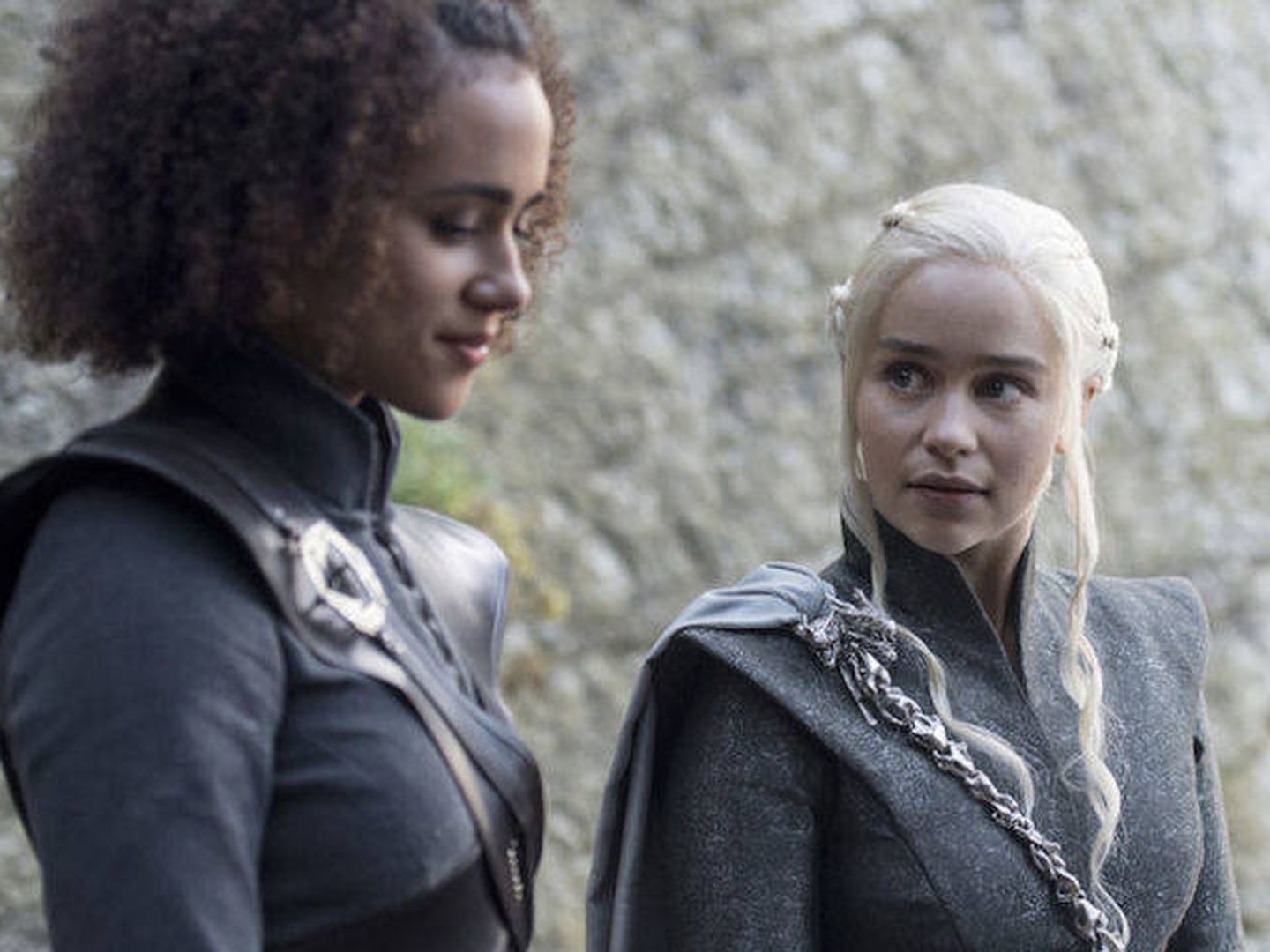 Imagen del cuarto capítulo de la séptima temporada con Daenerys y Missandei compartiendo confidencias