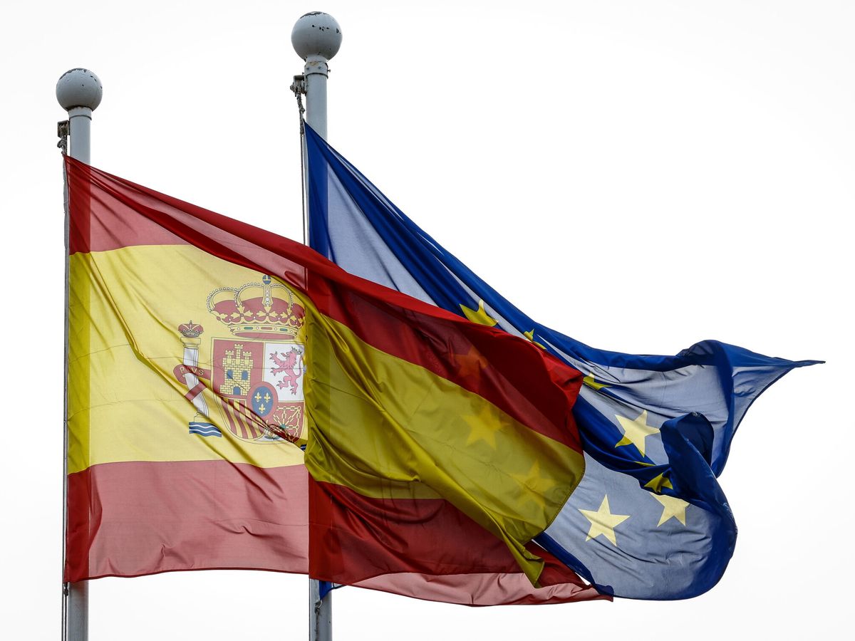 Foto: Banderas de España y la Unión Europea. (EFE/R. Cristino)