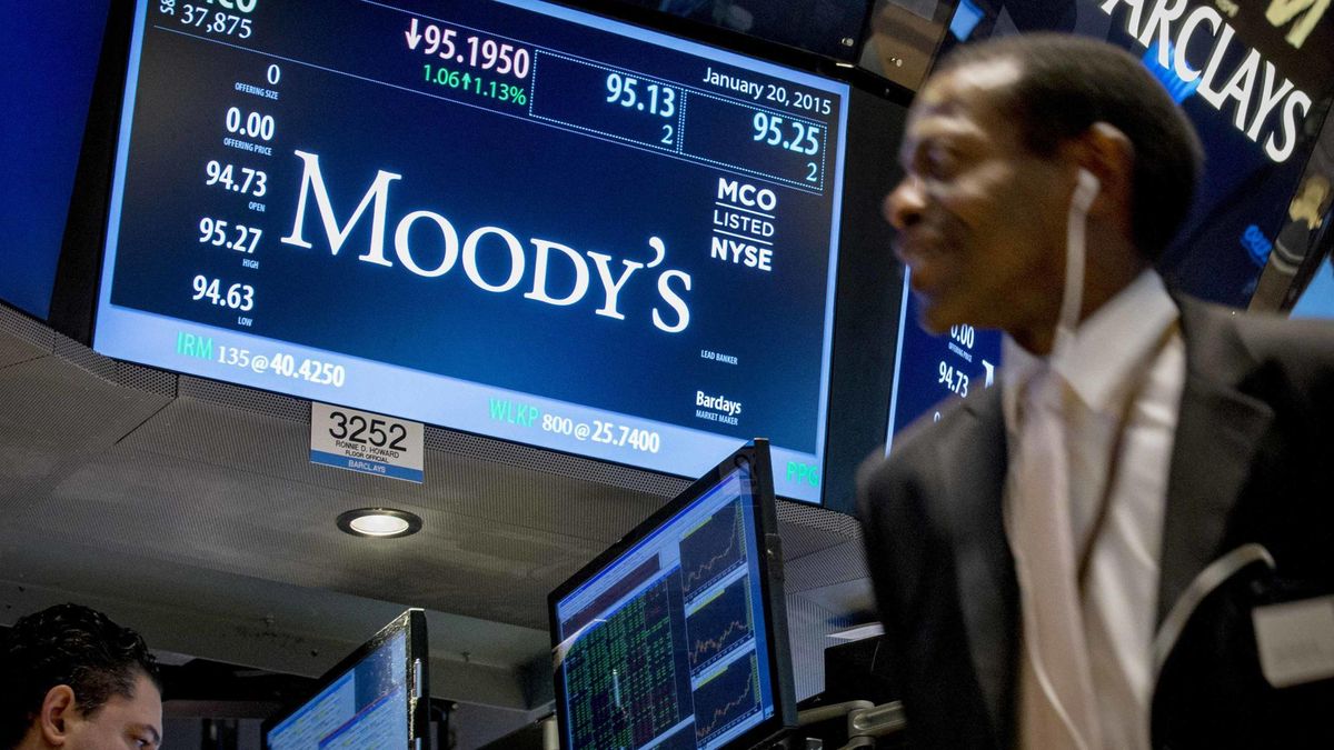 Moody's presume de tijera: rebaja la nota crediticia de cinco bancos griegos