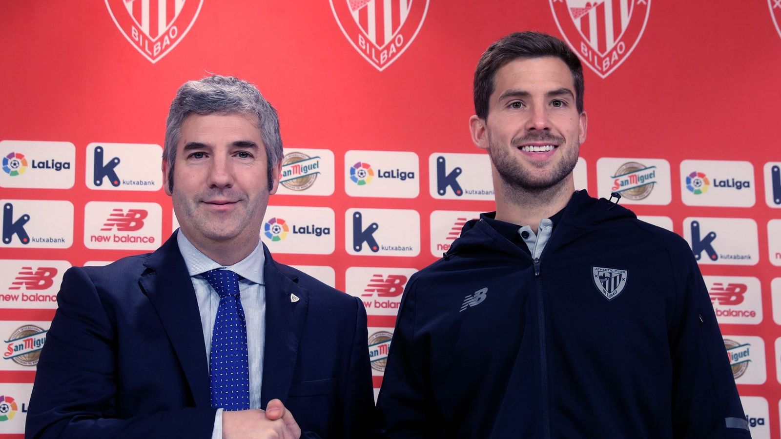 Foto: Martínez, junto a Josu Urrutia, en su presentación como nuevo jugador del Athletic. (EFE)