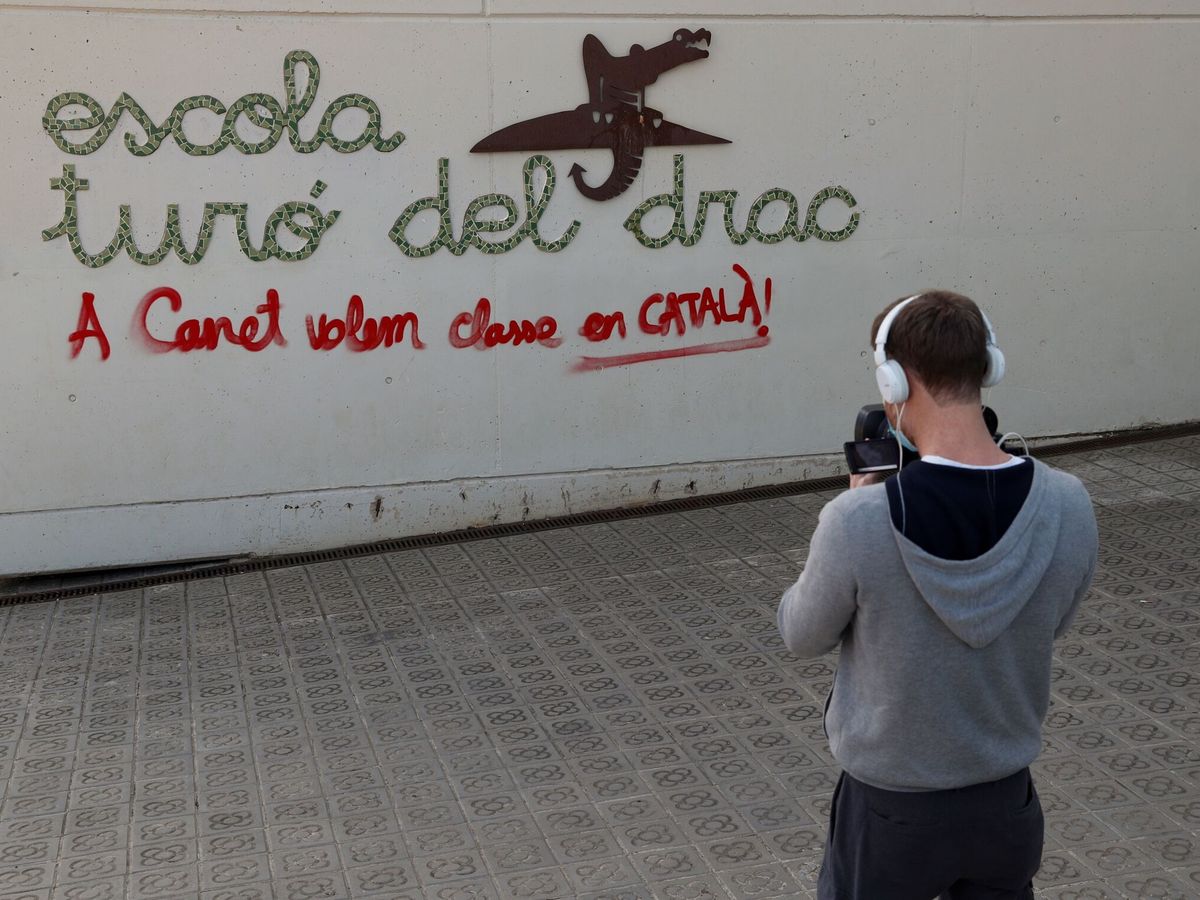 Foto: Un operador de TV toma imágenes en la escuela Turó del Drac de Canet de Mar. (EFE/Alejandro García)