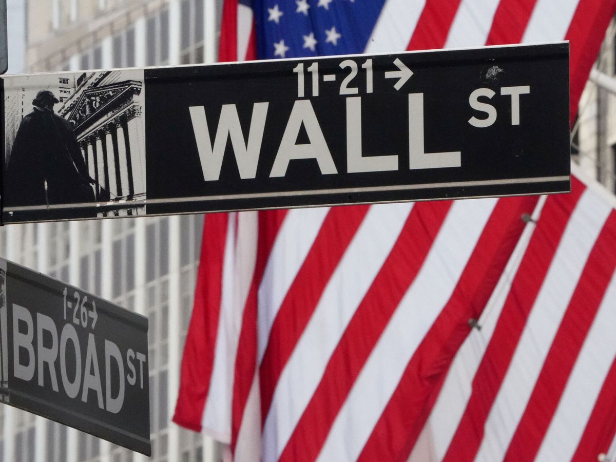 Foto: Cartel de la calle Wall Street junto a la Bolsa de Nueva York. (Reuters)