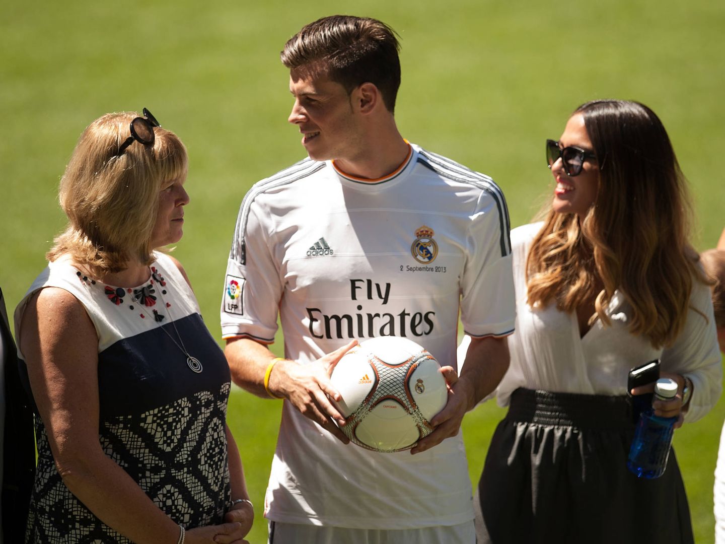 El galés, entre su madre y su ya esposa el día de su presentación con el Real Madrid.  (Getty)