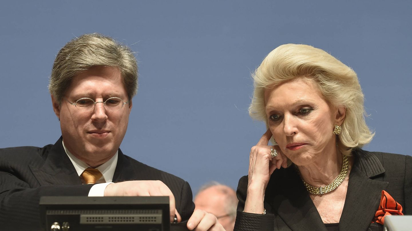 Maria-Elisabeth Schaeffler y su hijo Georg Schaeffler durante una reunión de accionistas, en Hannover. (Reuters)