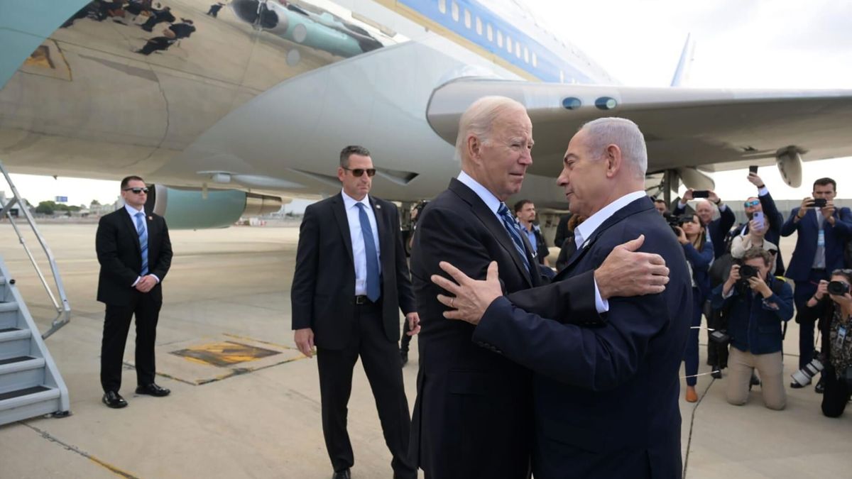 Biden dobla su apoyo a Israel para "sujetar con un abrazo" a Netanyahu
