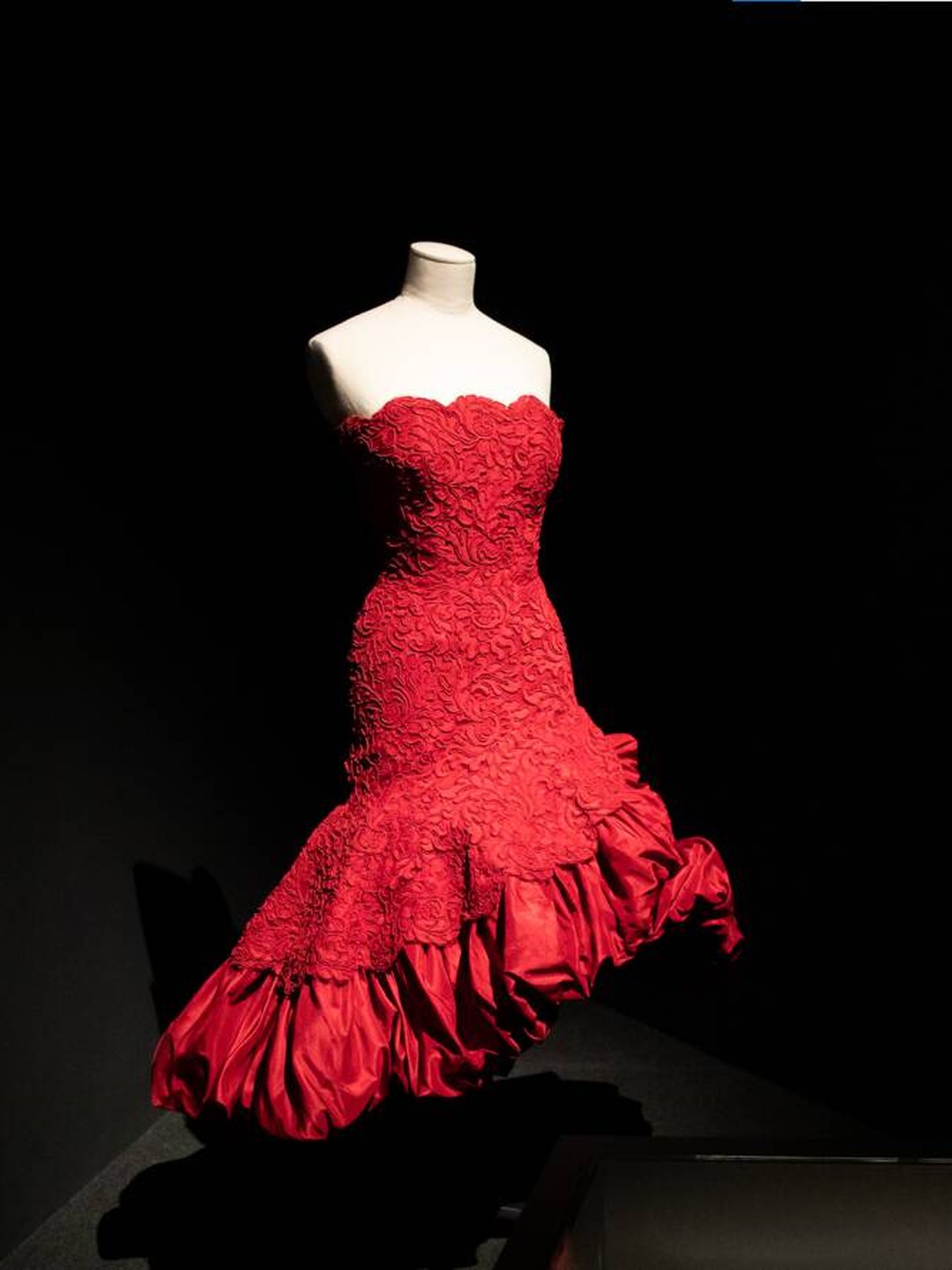 El vestido de noche corto en tafetán rojo es de Cristóbal Balenciaga, 1951. (Cortesía)