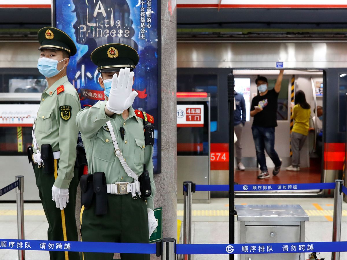 Foto: Agentes en el metro en la ciudad de Beijing. (Reuters)