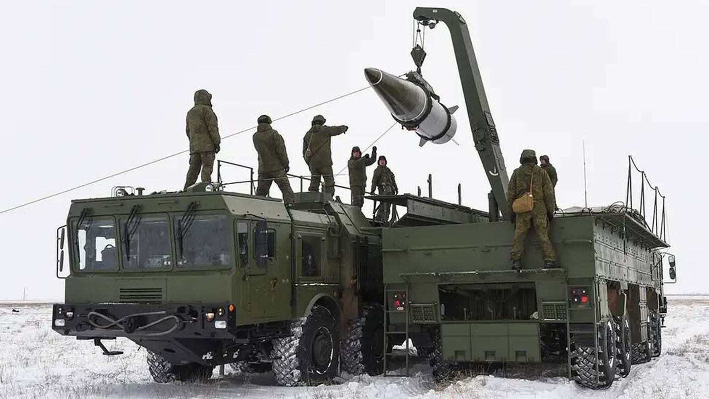 Recarga de un misil Iskander desde el vehículo de apoyo. (Mil.ru)