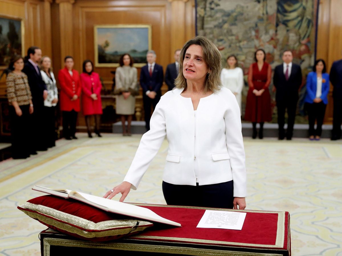 Foto: La vicepresidenta de Transición Ecológica y Reto Demográfico, Teresa Ribera, promete su cargo ante Felipe VI. (EFE)