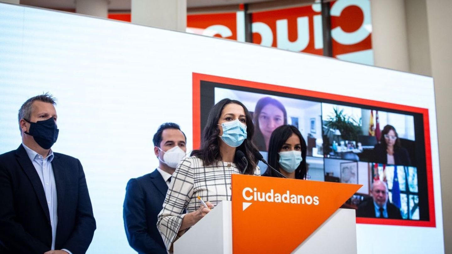 La líder de Ciudadanos, Inés Arrimadas, ofrece una rueda de prensa en la sede del partido. (EFE)