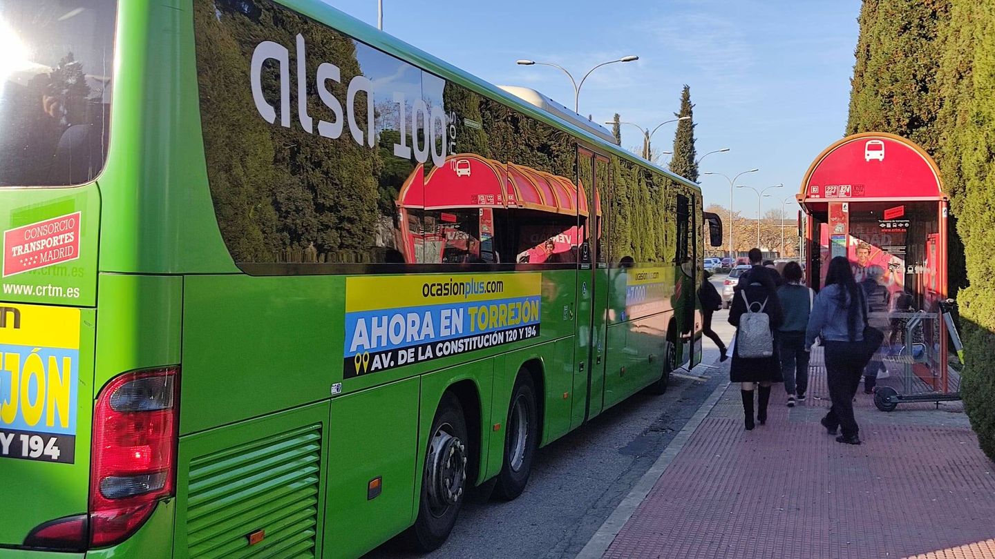 Viajeros cogen un ALSA a las afueras de Madrid. (G. M.)