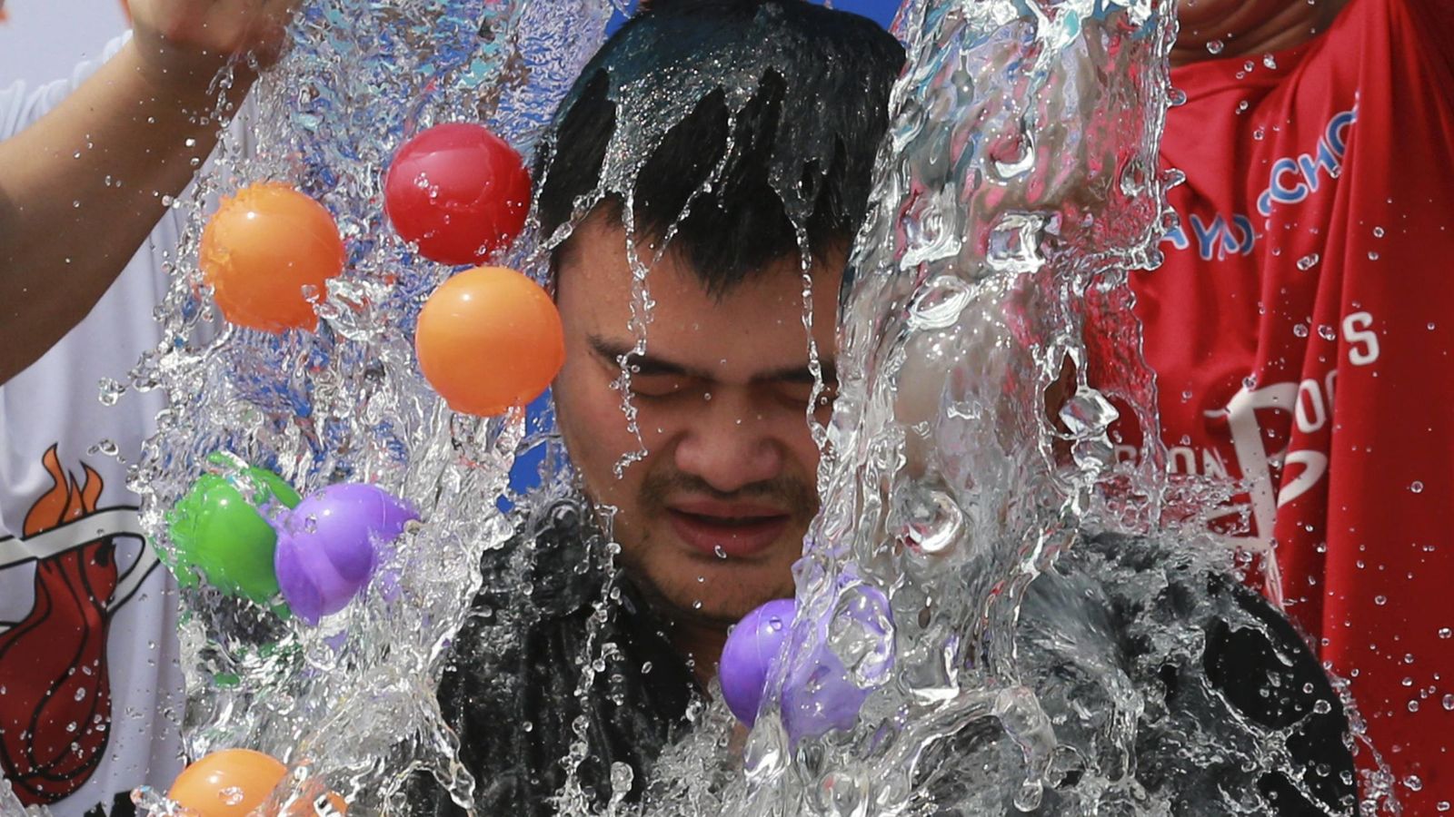Foto: El exjugador de la NBA Yao Mind participa en el desafío. (Reuters)