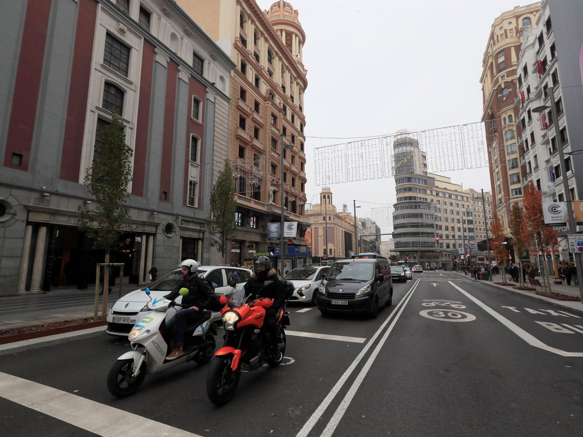 Foto: Vista del tráfico en la Gran Vía de Madrid. (EFE)