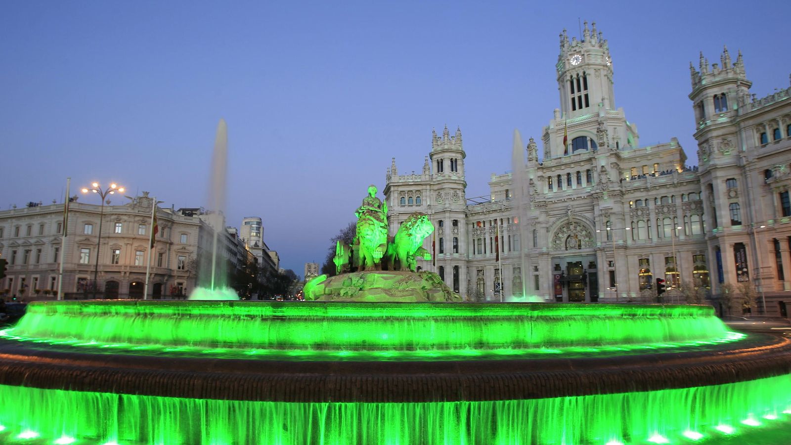 Foto: La fuente de Cibeles se viste de verde. (EFE)