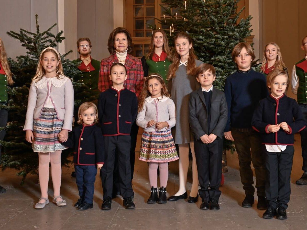 Foto: La reina Silvia de Suecia y sus ocho nietos. (Gtres)