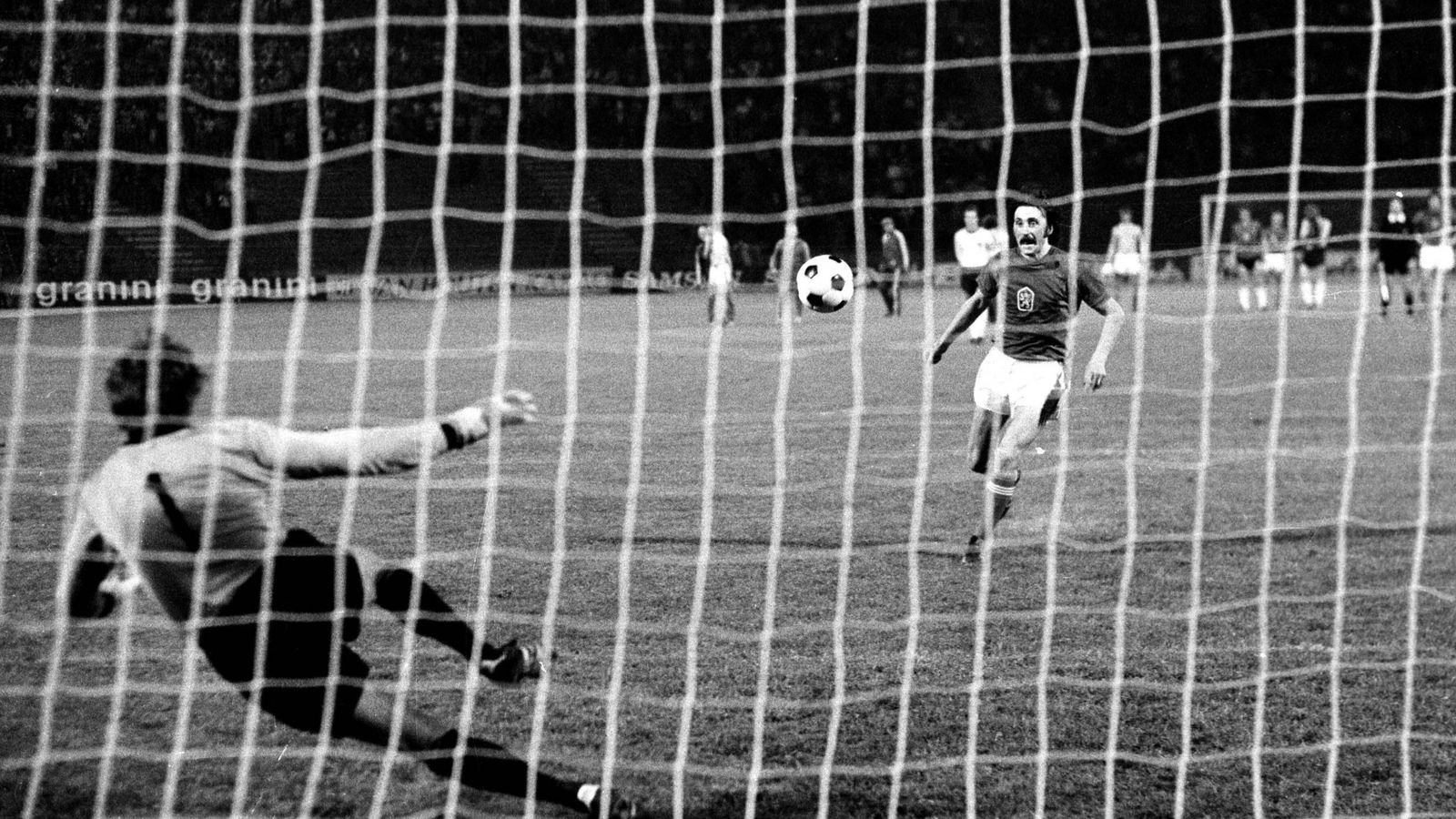 Foto: Panenka, en el momento de marcar el mítico penalti ante Maier que le dio a Checoslovaquia la Euro de 1976 (Imago)