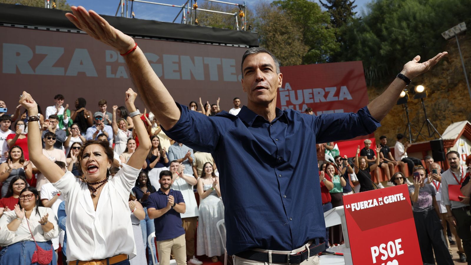 Sánchez se agarra a la vivienda y acusa a PP y Vox de desanimar el voto: "Tienen miedo de perder" El líder del PSOE arranca la campaña ante 5.000 personas en Dos Hermanas y confía en aprovechar la movilización tras el desahucio de Maricarmen para resistir: "Con urnas llenas gana la gente"
