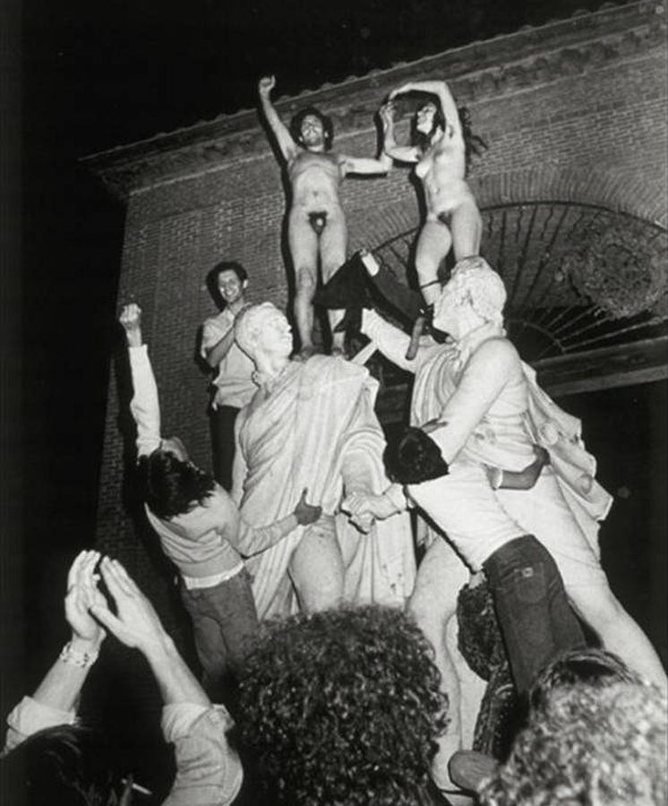 Foto: Una pareja se sube desnuda al monumento del 2 de Mayo en Madrid en 1976. (Félix Lorrio)