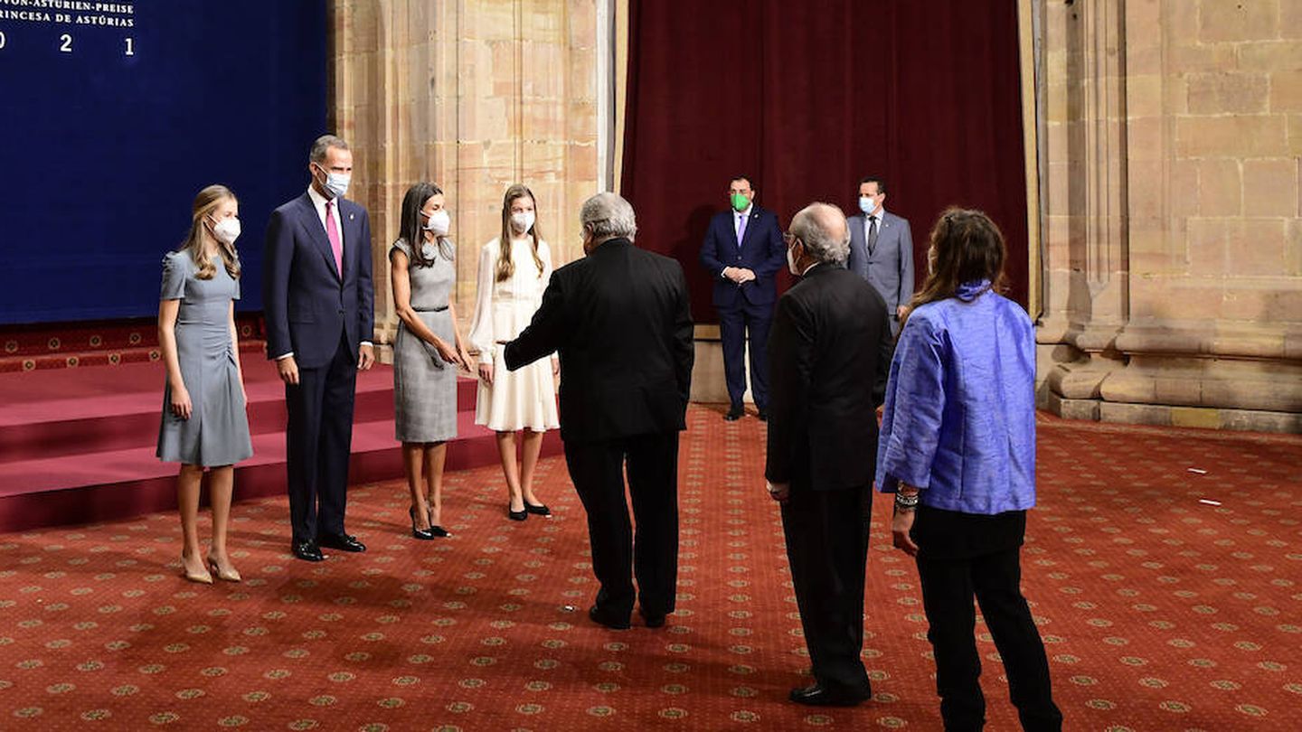 La familia real, junto a los galardonados con las Medallas de Asturias 2021. (LP)