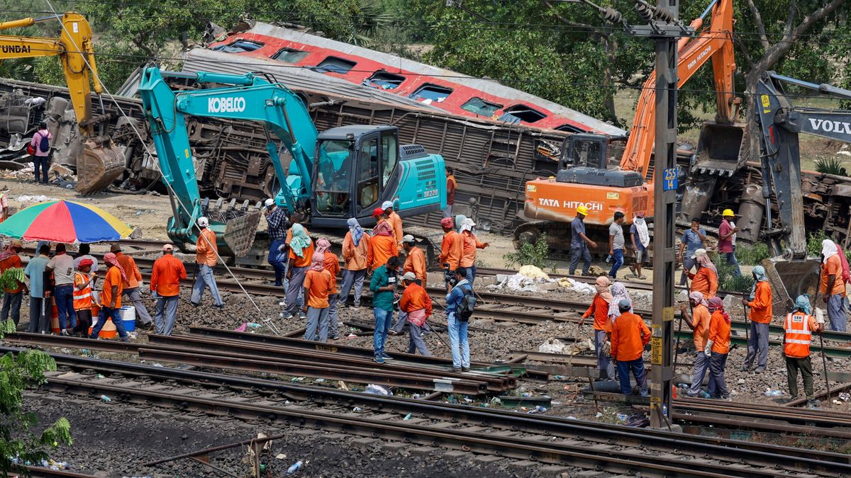 India rebaja a 275 la cifra de fallecidos en el accidente de tren en el este del país