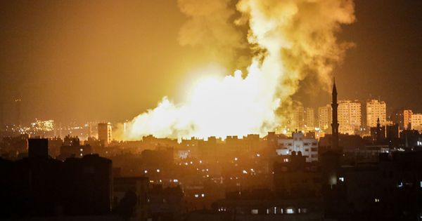 Foto: Vista del humo tras los ataques aéreos israelíes en sitios de Hamas en la ciudad de Gaza hoy. (EFE)