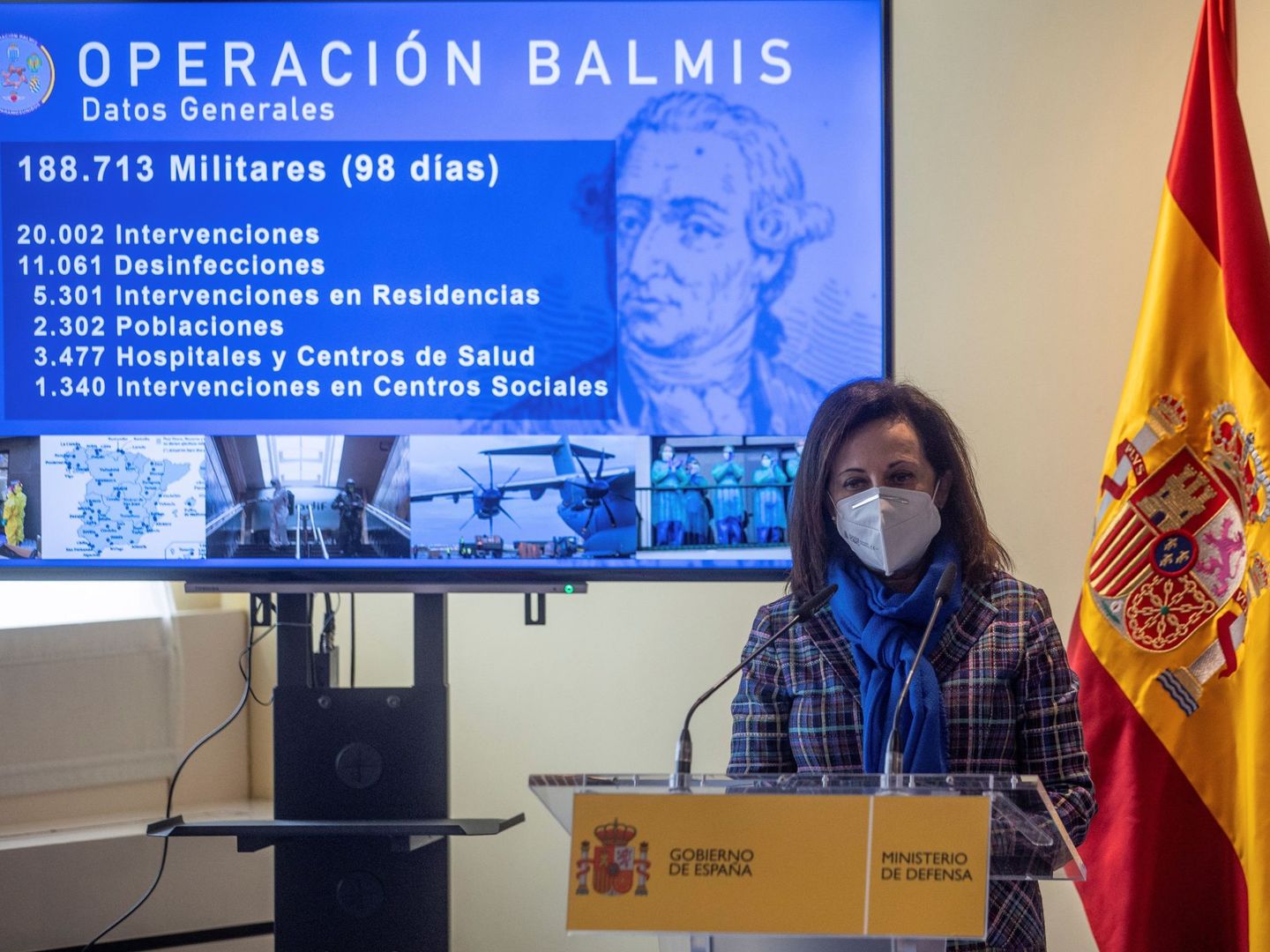 La ministra de Defensa, Margarita Robles, en la entrega de medallas Balmis a militares de tierra y marina. (EFE)