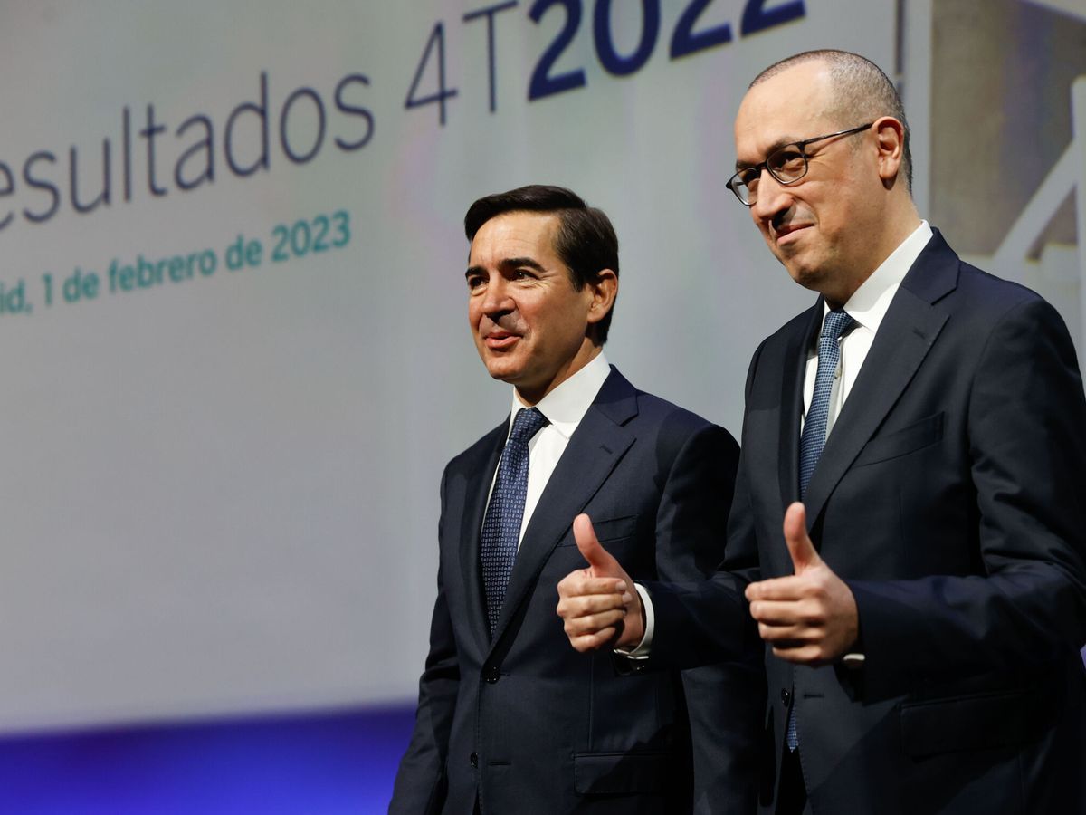 Foto: Carlos Torres (i), presidente de BBVA, y Onur Genç (d), CEO. (EFE/Mariscal)