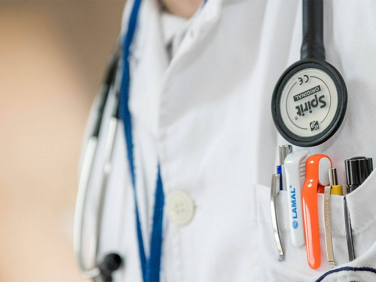 Foto: Se disfraza de médico y atiende pacientes dos días en un hospital de Vigo (Pixabay)