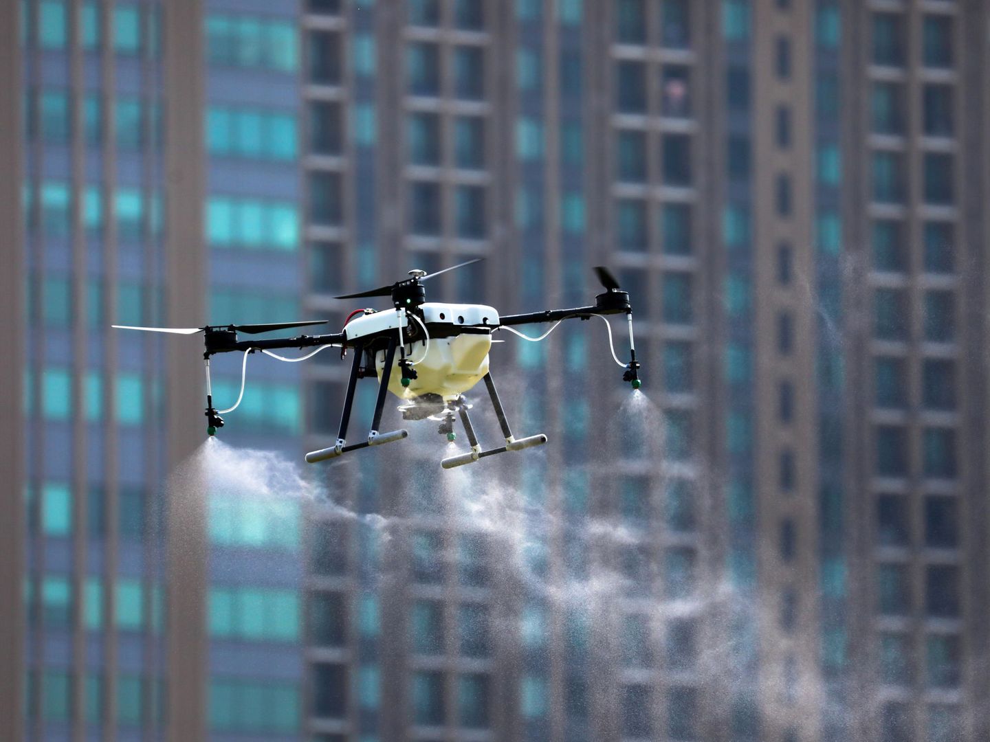 Un dron dispersa químicos para luchar contra la contaminación en Bangkok, el 22 de enero de 2019. (Reuters)