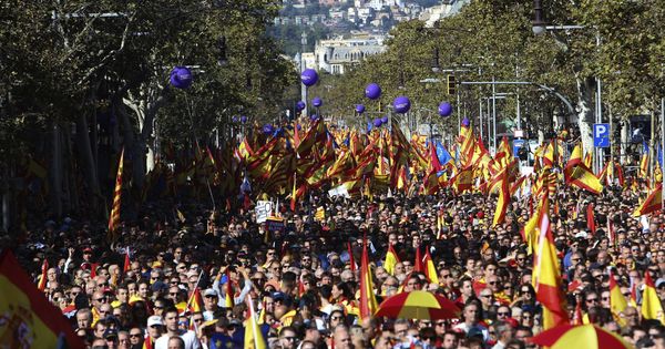 Foto: Miles de personas se concentran en el Paseo de Gracia de Barcelona, durante una manifestación convocada por la entidad Societat Civil Catalana en el centro de la ciudad bajo el lema "Todos somos Cataluña". (EFE)