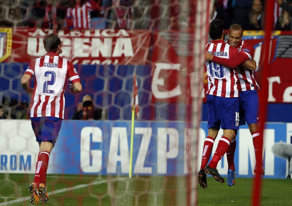 Foto: Diego Costa abraza a Miranda después de un gol del defensa.