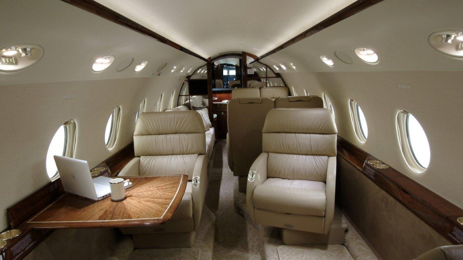 Foto: Interior de un bimotor ejecutivo Gulfstream G200. (vanallen.com)