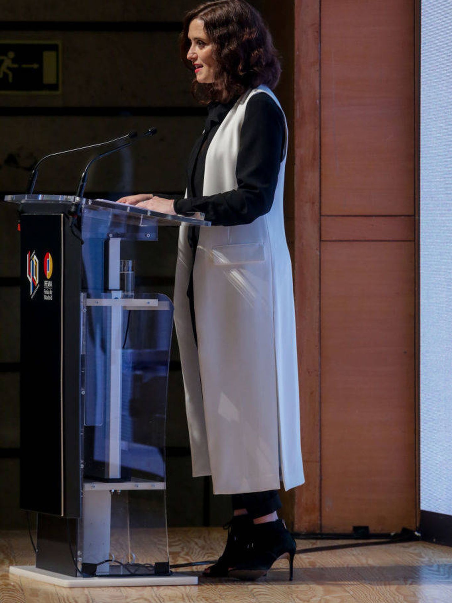 Un look de Isabel Díaz Ayuso con chaleco XL. (Getty)