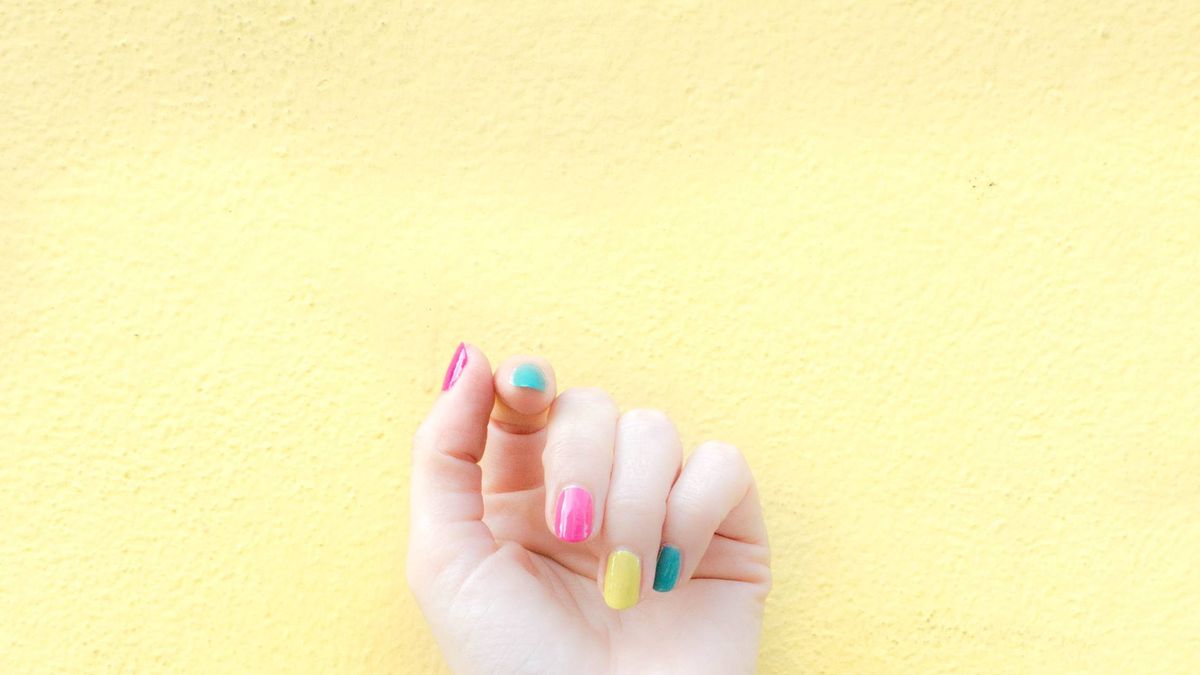 Esta es la manicura multicolor que lo está petando en Instagram