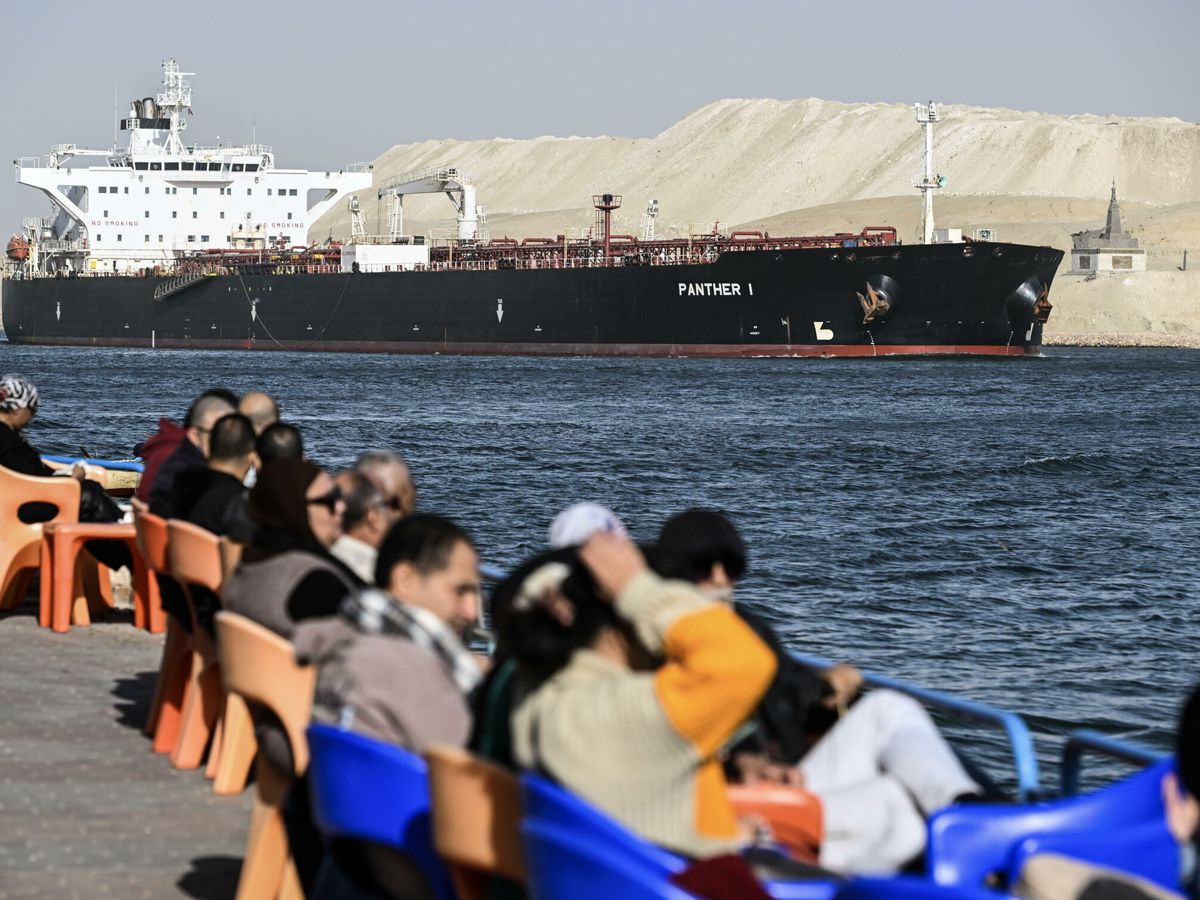 Foto: Los barcos cruzan el Canal de Suez hacia el mar Rojo en medio de una escalada de ataques hutíes (EFE/MOHAMED HOSSAM)