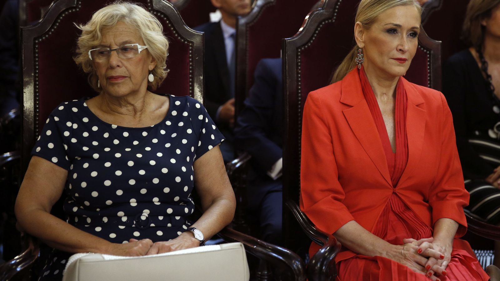 Foto: La alcaldesa de Madrid, Manuela Carmena (i), y la presidenta de la Comunidad de Madrid, Cristina Cifuentes (d), durante la ceremonia de apertura del Año Judicial que presidió el rey Felipe VI. (EFE)