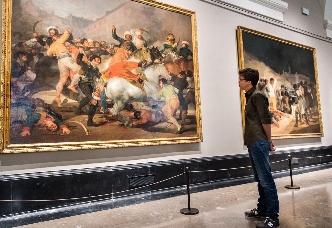 Un momento de la visita al Museo del Prado, con Íñigo Errejón mirando el lienzo de Goya. (DANIEL MUÑOZ)