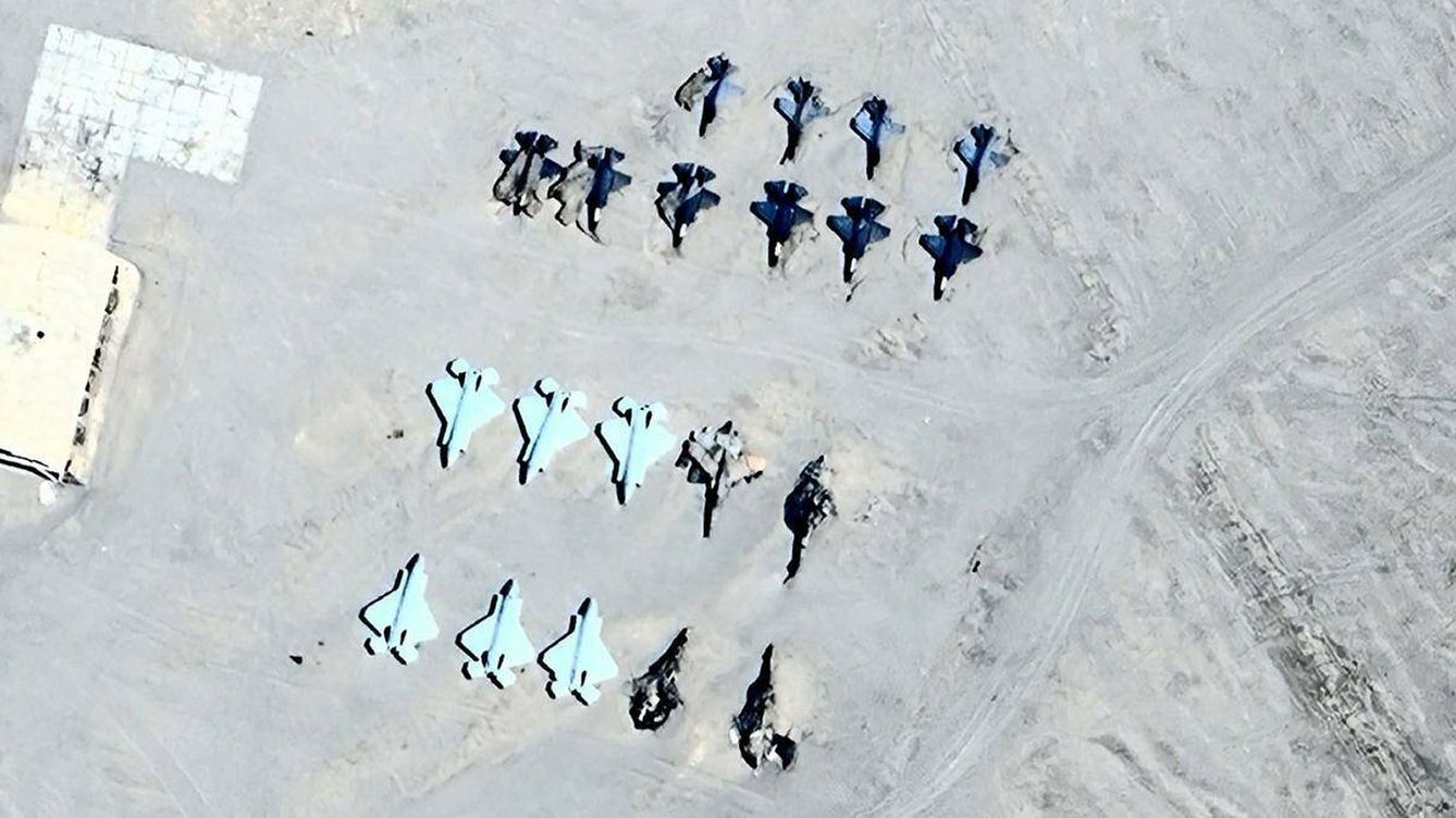 Foto: Modelos de aviones de guerra estadounidenses captados por satélite en el desierto chino. (Google Earth/Clash Report/XX