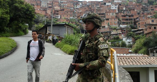 Foto: Miembros del Ejército de Colombia patrullan las calles de la Comuna 13 de Medellín, el 27 de abril de 2018. (EFE)