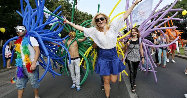 Foto: La cantante rumana Loredana Groza (c), durante la celebración del desfile del orgullo gay en Bucarest. (EFE)